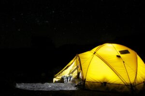 campingtält i nattens sken